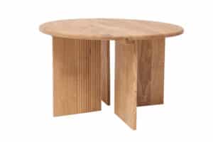 Der Couchtisch Luise aus Eiche verbindet die Schönheit massiver Eiche mit markantem Design. Die runde Platte, das originelle Riffeldetail und die natürliche Holzmaserung schaffen einen eleganten Solitär, der dem Interieur Individualität und eine herzliche Atmosphäre verleiht