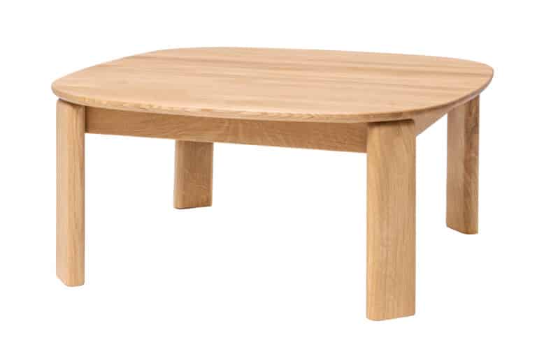Der Kaffeetisch Robi 90 überzeugt durch sein zeitloses Design, klare Linien und die natürliche Schönheit von massivem Eichenholz. Die geräumige quadratische Platte im Maß 90 × 90 cm mit abgerundeten Ecken wirkt elegant und einladend, während die robuste Konstruktion dem Tisch Stabilität und einen unverwechselbaren Charakter verleiht.