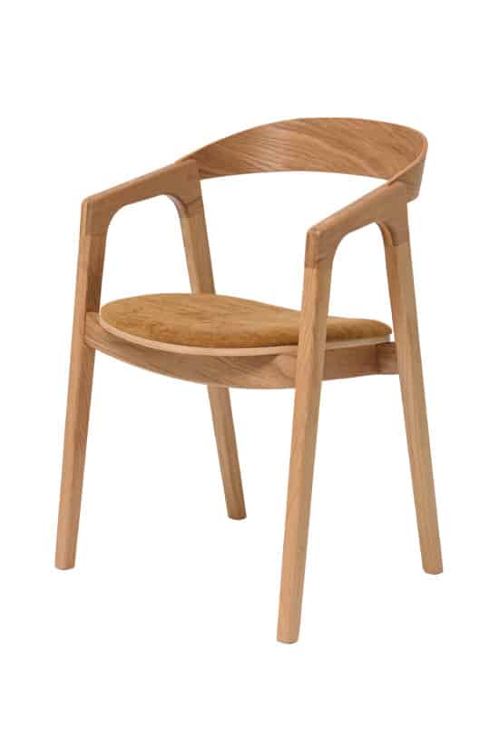 Der Armlehnstuhl Brando in senfgelb bringt Wärme, Energie und persönlichen Stil in Ihr Interieur. Die Kombination aus Massiveiche, komfortabler Polsterung und eleganten abgerundeten Linien schafft eine gemütliche Sitzgelegenheit, die in jedem modernen oder zeitlosen Esszimmer zum Highlight wird.