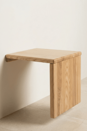 Gönnen Sie Ihrem Schlafzimmer ein funktionales und ästhetisches Accessoire, das Ihnen viele Jahre lang Freude bereiten wird. Eine moderne und praktische Lösung, die Platz spart und die Bodenpflege erleichtert. Der Nachttisch Palmera besticht durch sein innovatives Hängesystem, das sich mühelos an der Seite Ihres Bettes anbringen lässt.
