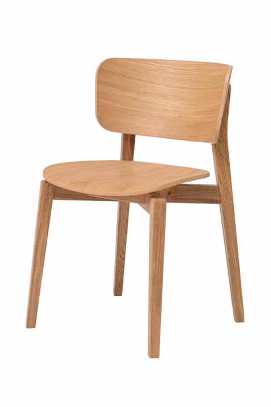 Eichen-Esszimmerstuhl Kodama mit eleganter Ganzholzausführung und originellem Design. Harmonisches Zusammenspiel aus abgerundeter Rückenlehne, geformter Sitzfläche und massiver Eiche.