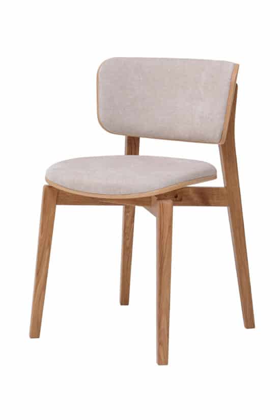 Der Esszimmerstuhl Kodama aus Eiche besticht durch sein originelles Design, das eine solide Konstruktion aus massiver Eiche mit einer elegant geformten Sitzfläche und Rückenlehne verbindet. Die beigene Polsterung ist sehr angenehm im Griff und sorgt für Komfort beim täglichen Sitzen.