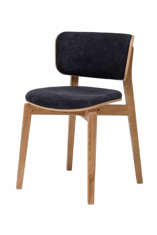 Der Esszimmerstuhl Kodama aus Eiche vereint die Schönheit von massivem Eichenholz mit einer eleganten schwarzen Polsterung. Originelle Formgebung, komfortable Polsterung und eine solide Konstruktion schaffen einen stilvollen Stuhl mit modernem und zeitlosem Look.