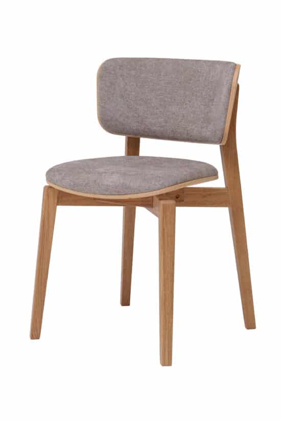Der Esszimmerstuhl Kodama aus Eiche vereint die Schönheit von massivem Eichenholz mit einer eleganten Polsterung in einem hellbraunen Farbton. Originelle Formgebung, komfortable Polsterung und eine solide Konstruktion schaffen einen stilvollen Stuhl, der eine angenehme Atmosphäre und ein zeitloses Aussehen in das Esszimmer bringt.