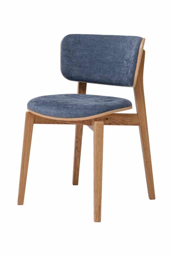 Der Esszimmerstuhl Kodama aus Eiche vereint die natürliche Schönheit von massivem Eichenholz mit einer eleganten blauen Polsterung. Originelle Formgebung, bequeme Polsterung und eine solide Konstruktion schaffen einen stilvollen Stuhl, der Ihrem Esszimmer eine moderne und persönliche Note verleiht.