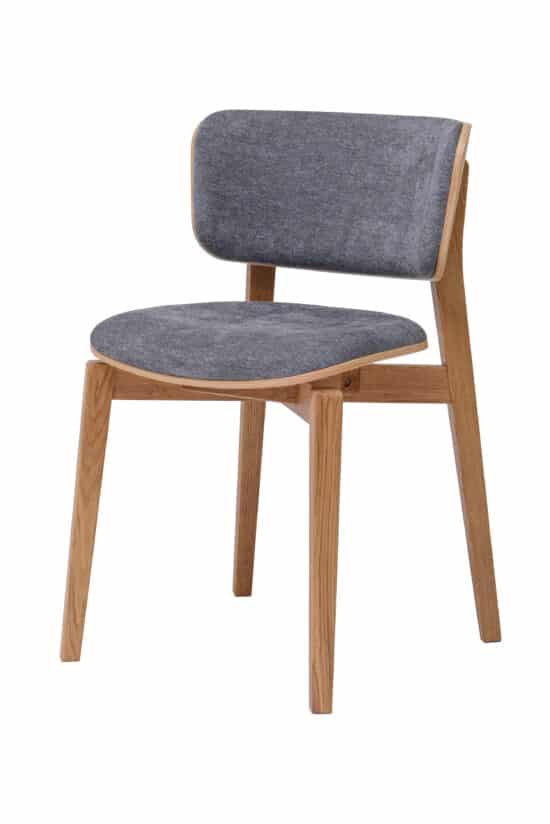 Der Esszimmerstuhl Kodama aus Eiche vereint die Schönheit von massivem Eichenholz mit einer eleganten grauen Polsterung. Originelle Formgebung, komfortable Polsterung und eine solide Konstruktion schaffen einen stilvollen Stuhl, der einen modernen, harmonischen und zeitlosen Look in Ihr Esszimmer bringt.