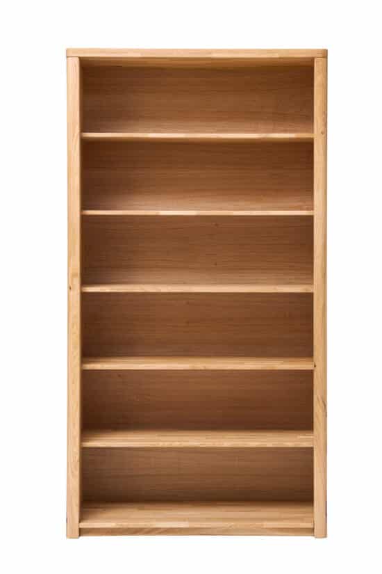 Das massive Eichenregal Lausanne Wild 2 besticht durch die natürliche Schönheit der Wildeiche, eine markante Maserung und elegant abgerundete Linien. Fünf feste Regalböden bieten ausreichend Platz für Bücher, Dekorationen und persönliche Gegenstände.