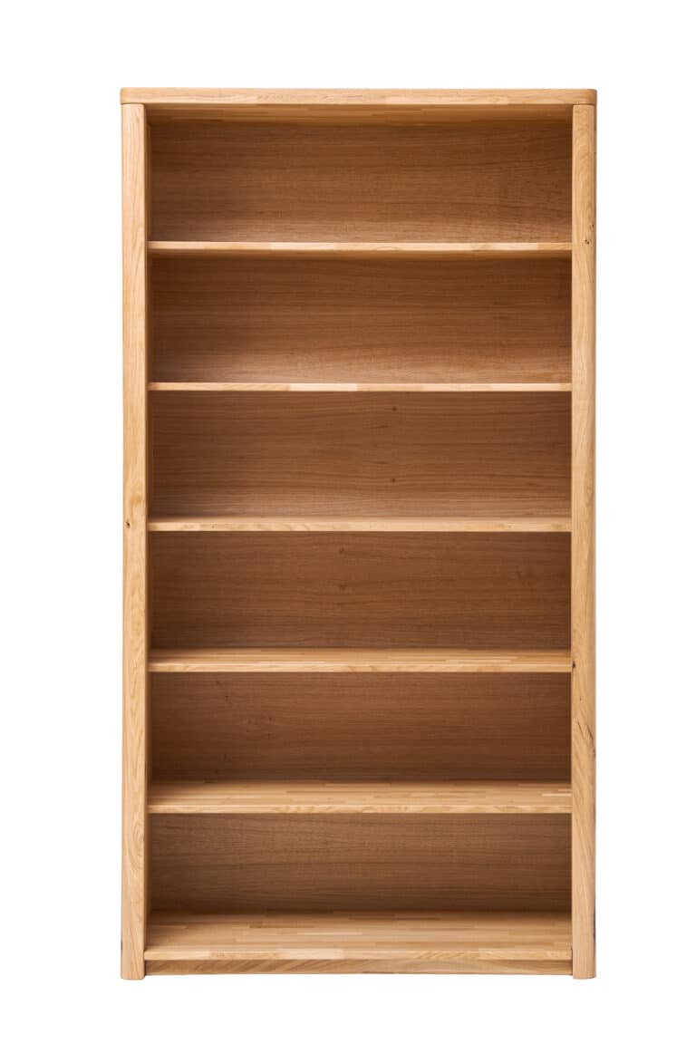 Das massive Eichenregal Lausanne Wild 2 besticht durch die natürliche Schönheit der Wildeiche, eine markante Maserung und elegant abgerundete Linien. Fünf feste Regalböden bieten ausreichend Platz für Bücher, Dekorationen und persönliche Gegenstände.
