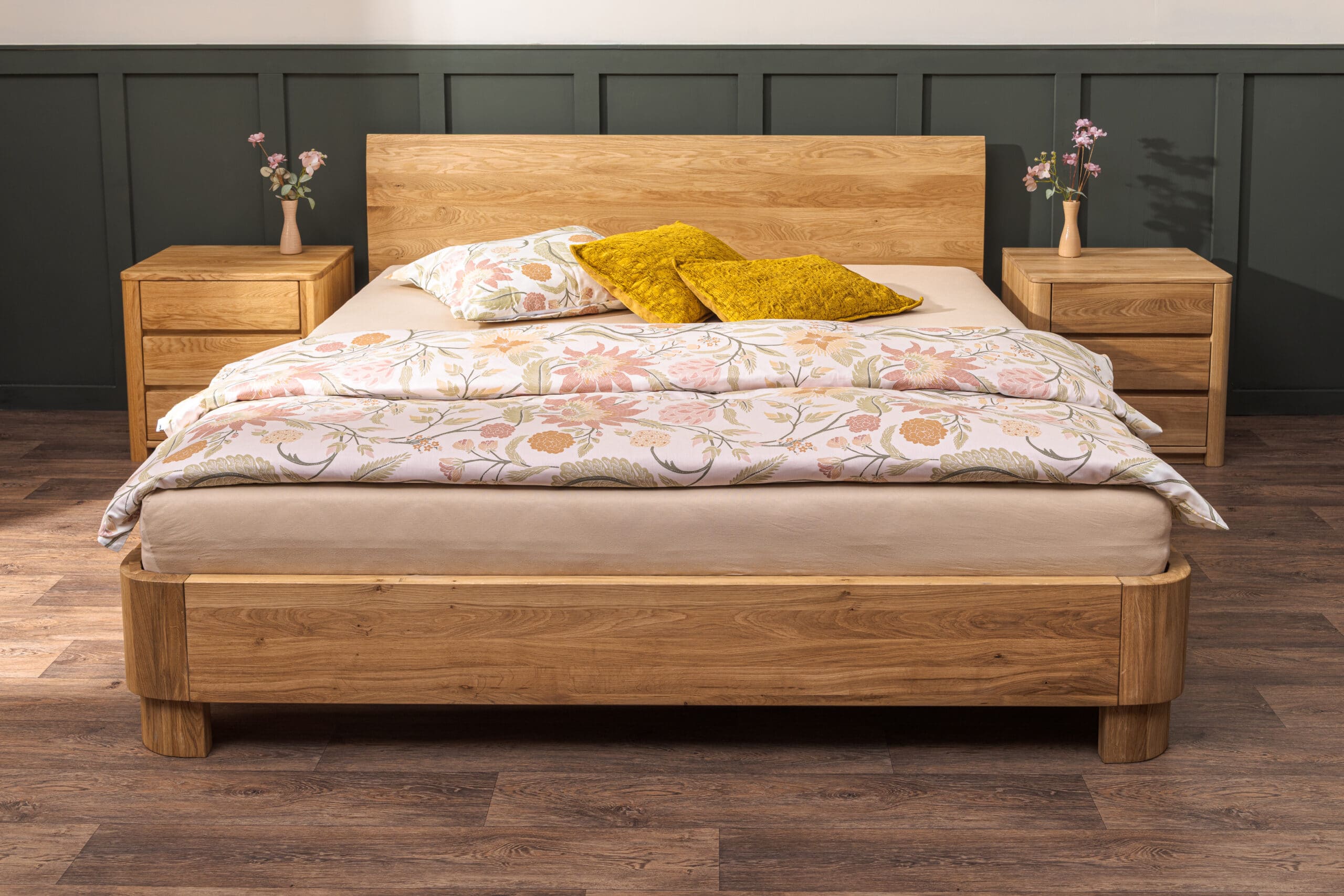 Echtes Massivholz, das Ihr Schlafzimmer in ein elegantes Refugium verwandelt. Das Eichenbett Lausanne Wild 180×200 cm aus Wildeiche besticht durch eine markante Maserung und abgerundete Linien. Eine stilvolle Basis für das Schlafzimmer, die natürliches Material, Komfort und ehrliche Verarbeitung vereint.