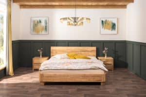Echtes Massivholz, das Ihr Schlafzimmer in ein elegantes Refugium verwandelt. Das Eichenbett Lausanne Wild 180×200 cm aus Wildeiche besticht durch eine markante Maserung und abgerundete Linien. Eine stilvolle Basis für das Schlafzimmer, die natürliches Material, Komfort und ehrliche Verarbeitung vereint.