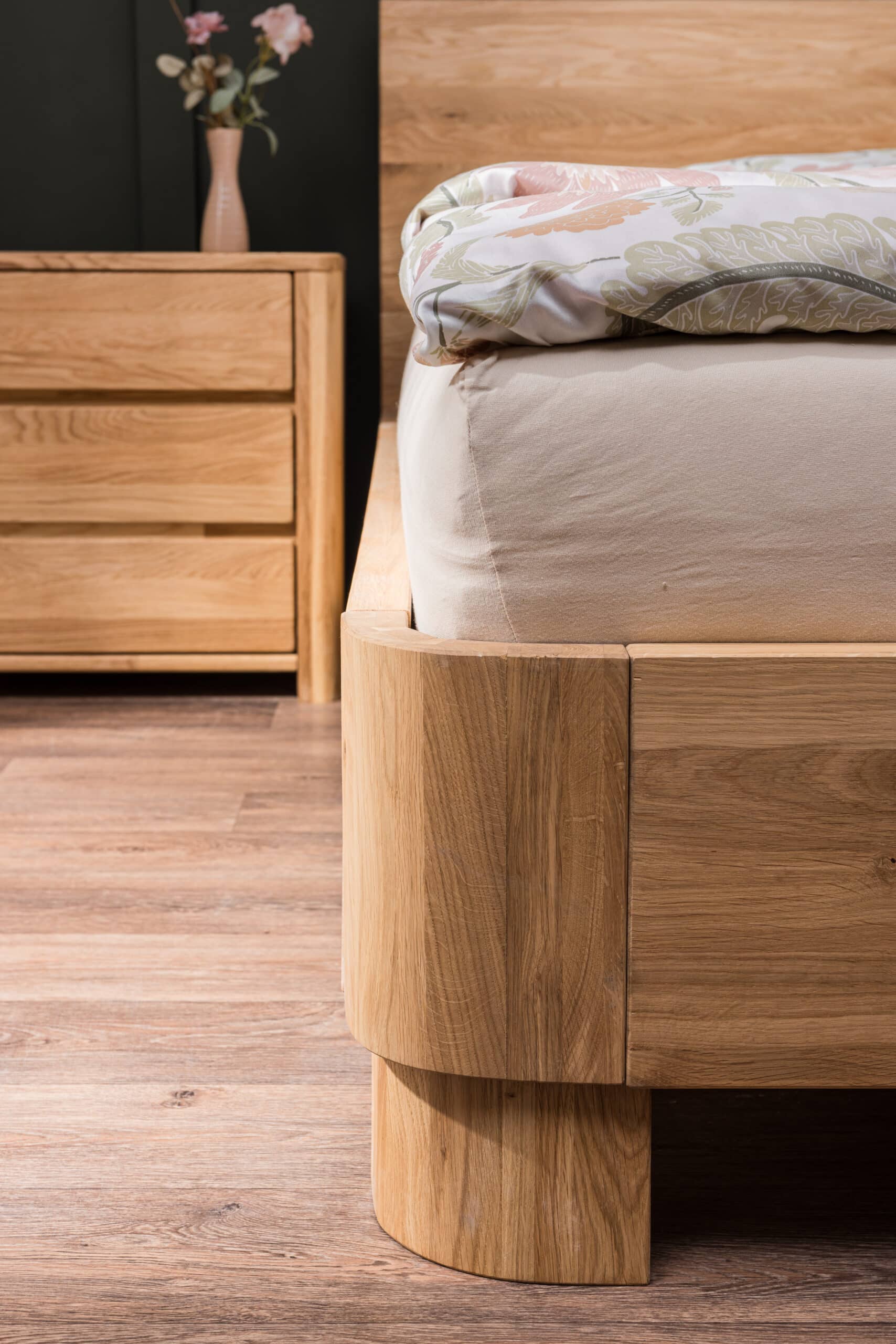 Echtes Massivholz, das Ihr Schlafzimmer in ein elegantes Refugium verwandelt. Das Eichenbett Lausanne Wild 180×200 cm aus Wildeiche besticht durch eine markante Maserung und abgerundete Linien. Eine stilvolle Basis für das Schlafzimmer, die natürliches Material, Komfort und ehrliche Verarbeitung vereint.
