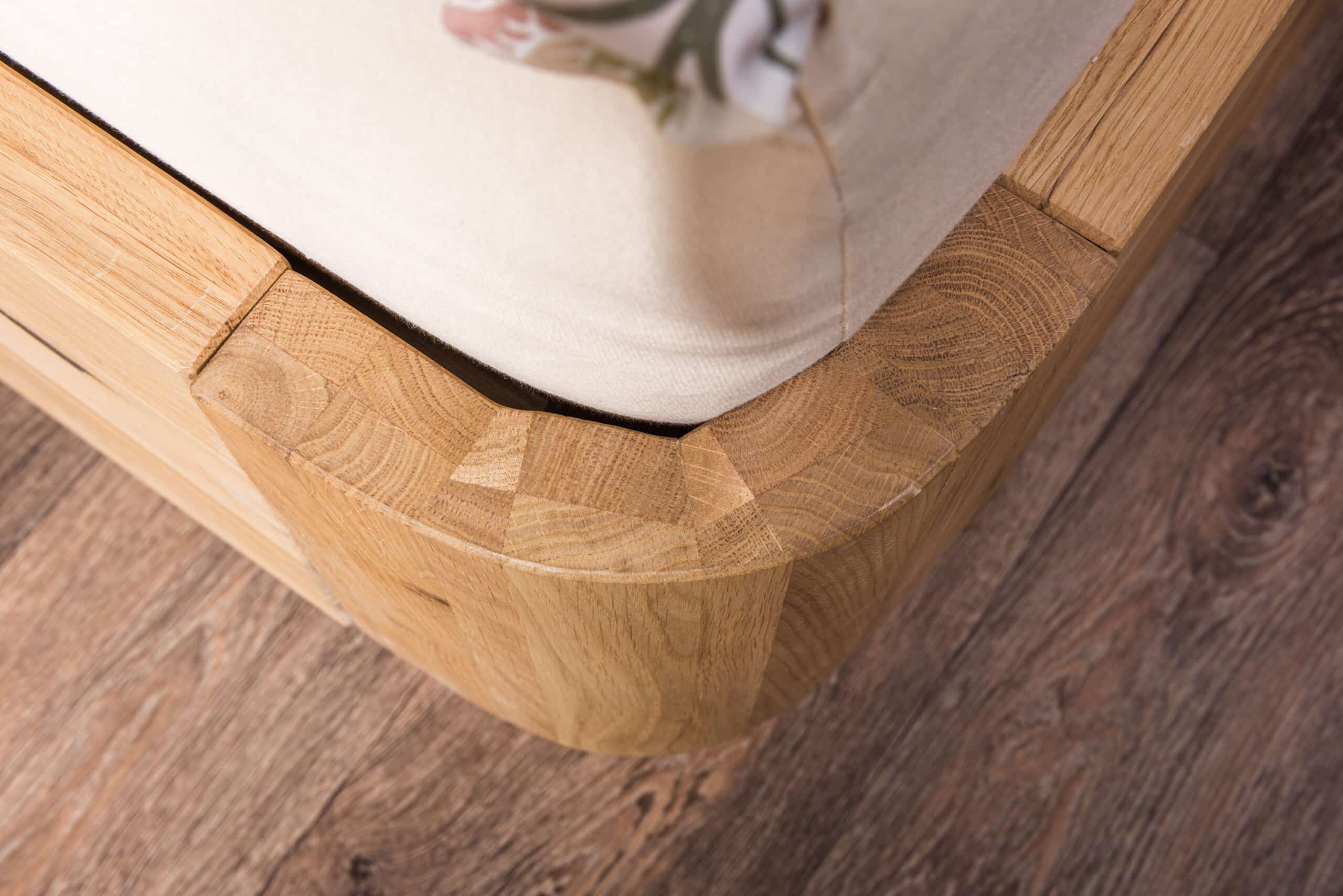 Echtes Massivholz, das Ihr Schlafzimmer in ein elegantes Refugium verwandelt. Das Eichenbett Lausanne Wild 180×200 cm aus Wildeiche besticht durch eine markante Maserung und abgerundete Linien. Eine stilvolle Basis für das Schlafzimmer, die natürliches Material, Komfort und ehrliche Verarbeitung vereint.