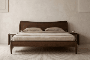 Das Doppelbett Palmera im Nussbaum-Dekor ist die ideale Wahl für alle, die ein hochwertiges Massivholzbett mit originellem Design und Liebe zum Detail suchen. Elegante Kurven, abgerundete Kanten und der warme Nussbaumton schaffen ein harmonisches Ganzes, das dem Schlafzimmer Gemütlichkeit, Stil und natürliche Eleganz verleiht.