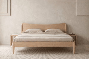 Das Bett Palmera vereint die Schönheit massiver Esche, sanfte organische Formen und praktisch durchdachte Details. Es ist die ideale Wahl für alle, die ein hochwertiges Holzbett mit individuellem Design, natürlicher Ausstrahlung und zeitloser Ästhetik suchen.