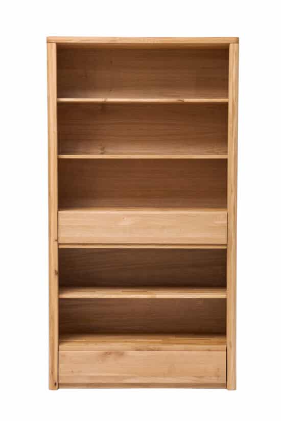 Das Bücherregal Lausanne Wild ist die ideale Wahl für alle, die hochwertige Massivholzmöbel aus Eiche mit individuellem Design, praktischem Stauraum und einer zeitlosen Optik suchen, die über viele Jahre hinweg natürlich im Interieur wirken wird.