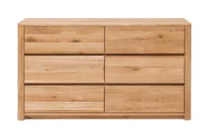 Die Massivholz-Kommode Eiche Lausanne Wild 6Z vereint die Schönheit natürlicher Wildeiche mit einem eleganten und zeitlosen Design. Die markante Holzmaserung, abgerundete Kanten und die robuste Massivholzkonstruktion verleihen der Kommode ein luxuriöses Aussehen und einen individuellen Charakter.