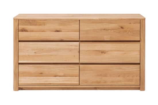 Die Massivholz-Kommode Eiche Lausanne Wild 6Z vereint die Schönheit natürlicher Wildeiche mit einem eleganten und zeitlosen Design. Die markante Holzmaserung, abgerundete Kanten und die robuste Massivholzkonstruktion verleihen der Kommode ein luxuriöses Aussehen und einen individuellen Charakter.