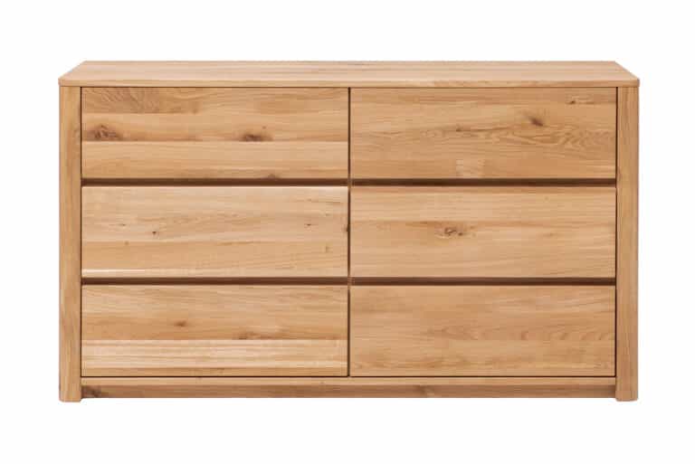 Die Massivholz-Kommode Eiche Lausanne Wild 6Z vereint die Schönheit natürlicher Wildeiche mit einem eleganten und zeitlosen Design. Die markante Holzmaserung, abgerundete Kanten und die robuste Massivholzkonstruktion verleihen der Kommode ein luxuriöses Aussehen und einen individuellen Charakter.