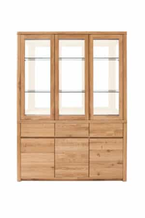 Massive Eichenvitrine Lausanne Wild 3 – zeitlose Eleganz und natürlicher Charakter der Wildeiche. Drei Glastüren bieten Platz für Dekorationen oder Geschirr, während drei praktische Schubladen with Soft-Close-System und großzügiger Stauraum hinter drei Türen die Schönheit von Massivholz mit Alltagstauglichkeit verbinden.