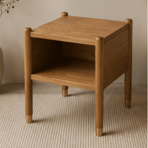 Der Design-Nachttisch Konstanz aus heller Esche ist die perfekte Kombination aus Stil, Qualität und Funktionalität. Er ist nicht nur ein schönes Accessoire, sondern auch ein praktisches Möbelstück, das ein Gefühl von Luxus in Ihr Schlafzimmer bringt.