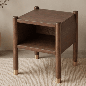 Der Nachttisch Walora im Nussbaum-Dekor bringt Harmonie aus Massivholz und eleganten goldenen Akzenten in Ihr Interieur. Jedes Detail, von der markanten Eschenmaserung bis hin zu den abgerundeten Beinen mit goldenen Enden, unterstreicht seinen individuellen Charakter. Die ideale Wahl für ein gemütliches und stilvolles Schlafzimmer.
