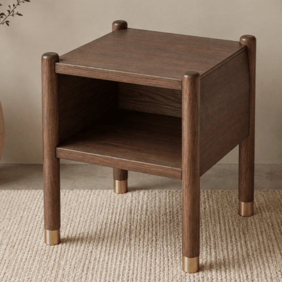 Der Nachttisch Walora im Nussbaum-Dekor bringt Harmonie aus Massivholz und eleganten goldenen Akzenten in Ihr Interieur. Jedes Detail, von der markanten Eschenmaserung bis hin zu den abgerundeten Beinen mit goldenen Enden, unterstreicht seinen individuellen Charakter. Die ideale Wahl für ein gemütliches und stilvolles Schlafzimmer.