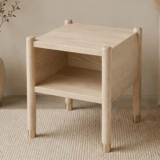 Walora natural bringt die Harmonie von Massivholz und eleganten goldenen Akzenten in Ihr Interieur, wobei jedes Detail, von der markanten Eschenmaserung bis hin zu den abgerundeten Beinen mit goldenen Enden, seinen besonderen Charakter unterstreicht und ihn zur idealen Wahl für ein gemütliches und stilvolles Schlafzimmer macht.